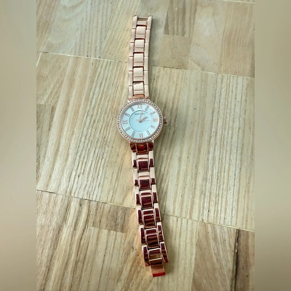 Ellen Tracy ladies rose gold tone fashion watch NEW BATTERY